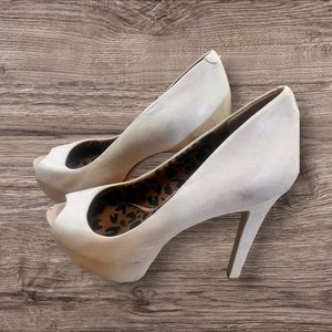 Jessica Simpson 7.5 cream leather pump with peekaboo toe